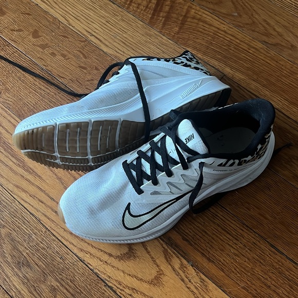 Size 9 Nikes. Barely worn!! - Picture 3 of 4